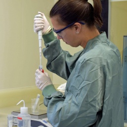 Die Chemikerin Annika Diekmann im Labor.