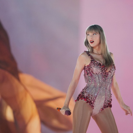 Sängerin Taylor Swift steht in der Veltins-Arena auf der Bühne. 