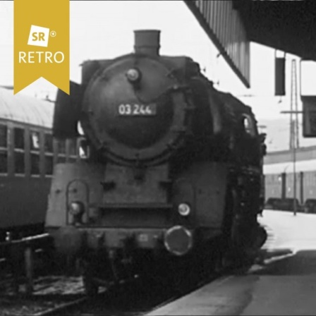 Zug fährt in Bahnhof ein