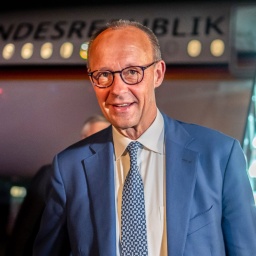 Bundeskanzler Friedrich Merz (CDU) steigt am Flughafen Washington aus einem Flugzeug der Flugbereitschaft (05.06.2025)