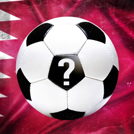 Symbolfoto Fußballweltmeisterschaft: Ein Fußball vor einer Flagge von Katar