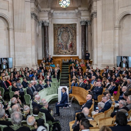 Der französische Staatspräsident Emmanuel Macron während der feierlichen Präsentation der 9. Ausgabe des Wörterbuchs der Académie Francaise, dem offiziellen Wörterbuch der französischen Sprache, am 14. November 2024 in Paris.