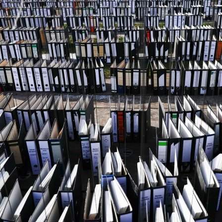 Symbolbild Bürokratie: Berlin, 26.02.2024, Leere Aktenordner stehen während einer Aktion des Zentralverbands des Deutschen Handwerks ZDH vor dem Bundeskanzleramt (Bild: picture alliance/dpa/Carsten Koall)  