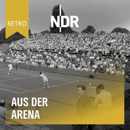 NDR Retro - Aus der Arena: Zuschauer und eine Kamera verfolgen ein Tennis-Doppel