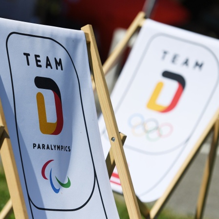Das Logo vom Team D, dem deutschen Olympia- und Pralympics-Team, ist auf einem Liegestuhl bei der Einkleidung eines Teils des deutschen Olympia-Teams zu sehen.