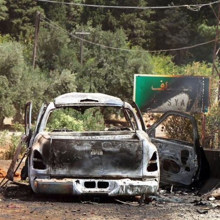 Ein ausgebranntes Fahrzeug ist in der Provinz Hama in Zentralsyrien zu sehen. In Syrien sind bei einem mutmaßlich von Israels Luftwaffe geflogenen Angriff laut Menschenrechtsaktivisten mehrere Menschen getötet worden, wie die Syrische Beobachtungsstelle für Menschenrechte mit Sitz in London mitteilte.
