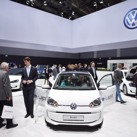 Ein Volkswagen e-up! steht am 05.05.2015 bei der Hauptversammlung der Volkswagen AG auf dem Messegelände in Hannover