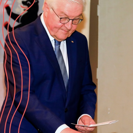  Frank-Walter Steinmeier bei der 
Stimmabgabe zur Bundestagswahl im Wahllokal in der Erich-Kästner-Grundschule in Berlin-Zehlendorf. 