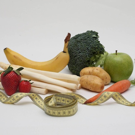 Verschiedenes Obst und Gemüse mit Maßband