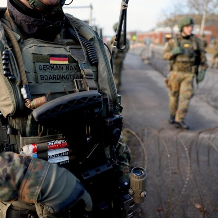 Marinesoldaten stehen an einem Checkpoint im Marinestützpunkt Eckernförde bei einem Manöver.