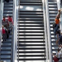 Reisende auf Rolltreppen im Berliner Hauptbahnhof