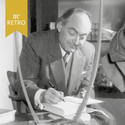Der Schriftsteller Stefan Heym im Jahr 1955 während einer Signierstunde | Bild: picture-alliance / dpa | ADN