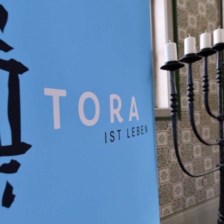 &#034;Tora ist Leben&#034; steht auf einem Banner in der Synagoge.