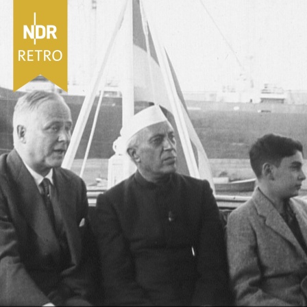 Jawaharlal Nehru und Kurt Sieveking, Erster Bürgermeister Hamburg (CDU), an Bord der Senatsbarkasse, 18.07.1956.