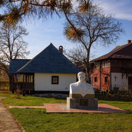 Gedenkhaus mit einer marmornen Büste des ehemaligen Diktators von Rumänien Nicola Ceausescu in seinem Geburtsort Scornicești.