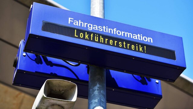 Anzeigetafel an einem Bahnsteig mit der Aufschrift Lokführerstreik. Quelle: imago images/ Christian Ohde
