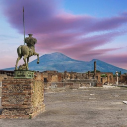 Eine Zentaurusstautue in den Ruinen der antiken Stadt Pompeji am Fuße des Vesuvs. (Bild: picture alliance / Zoonar | Offenberg) 