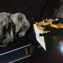 Die NASA-Sonde DART kurz vor dem Einschlag in den Asteroidenmond Dimorphos (Illustration) (JHU/NASA)