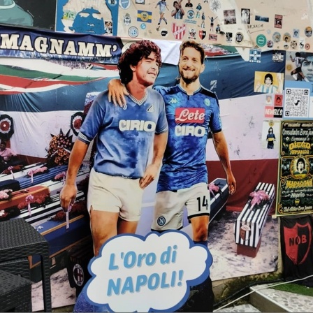 Ein Aufsteller von Diego Maradona in einer Bar in Neapel
