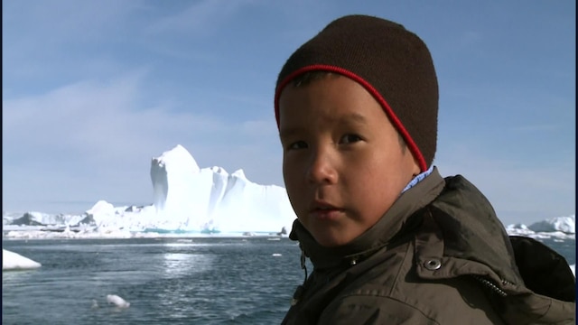 Junge vor Eisberg