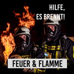 Zwei Feuerwehrleute vor Flammen
