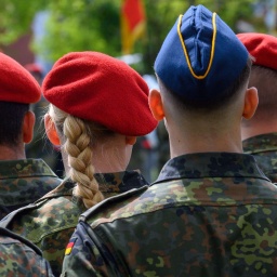 Soldatinnen und Soldaten der Bundeswehr in Burg in Sachsen-Anhalt. 