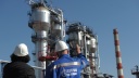 Gazprom Öl-Raffinerie in Moskau: Zwei Arbeiter stehen vor einer Sektion der Anlage