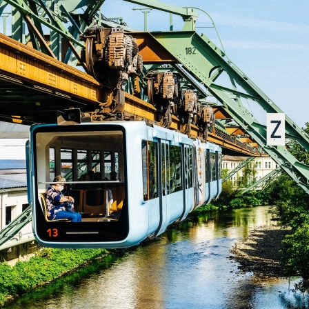 Ein Wagen der Schwebebahn über der Wupper