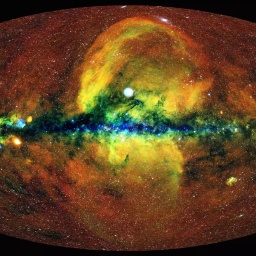 Der gesamte Himmel im Röntgenlicht (das Zentrum der Milchstraße befindet sich in der Mitte des Bildes). Rot eingefärbte Quellen strahlen eher schwach, grüne und gelbe mittel und blaue Bereiche sehr stark.