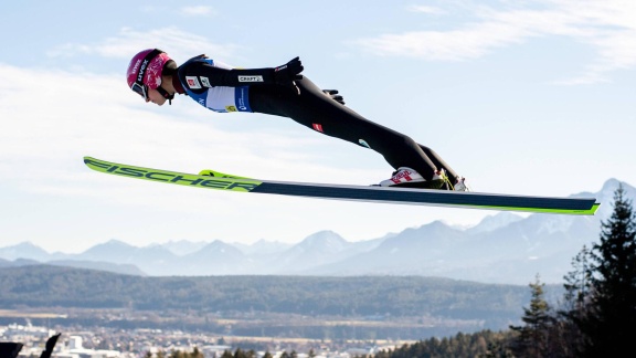 Sportschau Wintersport - Das Springen Der Frauen - Der Erste Durchgang
