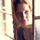 Die Plattdeutsch-Sängerin Sabine Hermann am geöffneten Fenster, Pressefoto
