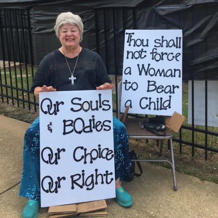 Janet protestiert gegen Abtreibungsgegner
