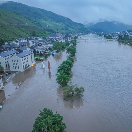 Das Hochwasser der Mosel überflutet auch die Ufer von Zell. Die Entwicklung des Hochwassers beschäftigt Rettungskräfte und Bevölkerung im Saarland und in Rheinland-Pfalz weiter.