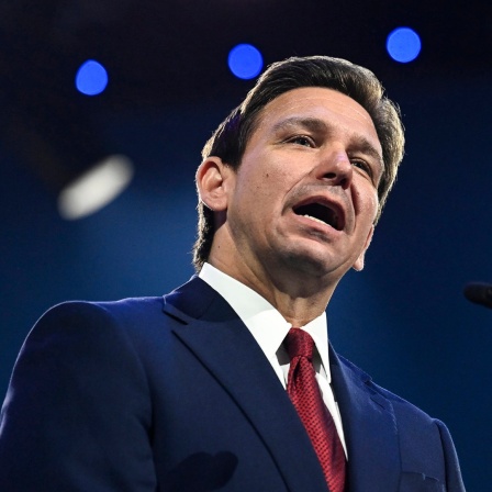 Floridas Gouverneur Ron DeSantis hält eine Rede
