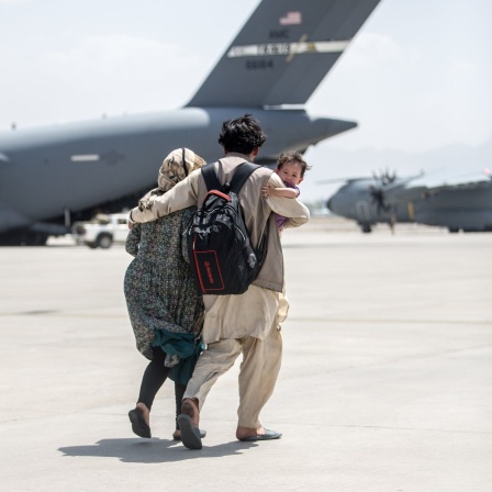 Eine Familie auf dem Flughafen von Kabul bei der Rettungsaktion.