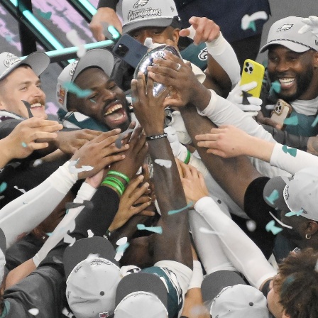 Alle wollen sie einmal halten - die Super Bowl-Trophäe