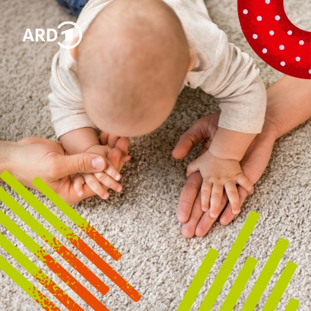 Ein Baby auf dem Boden greift nach den Händen seiner Eltern. | Bild: Colourbox.com/ Syda Productions/Bildmontage:BR