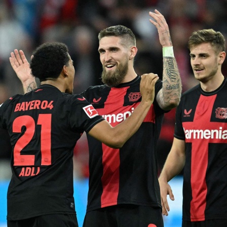Spieler von Bayer 04 Leverkusen jubeln nach dem Ausgleich gegen den VfB Stuttgart