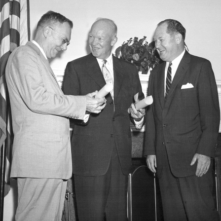 Präsident Dwight Eisenhower, Dr. T. Keith Glennan (rechts) und Hugh L. Dryden