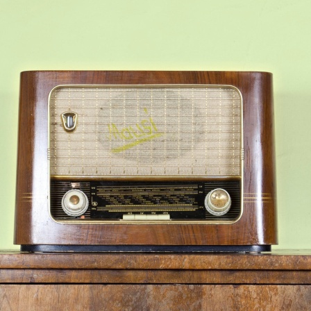Abbildung eines historischen und nostalgischen Rundfunkempfängers auf einer Kommode