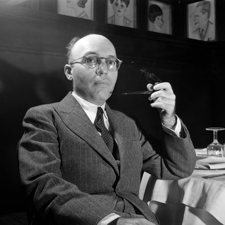 Komponist Kurt Weill sitzt 1943 rauchend in einem Restaurant