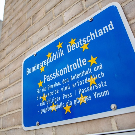 Ein Schild in den Farben der EU-Fahne - Passkontrolle Bundesrepublik Deutschland Grenzschild
