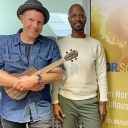 Christopher Garbers (links) und Gunnar Schmidt (rechts) vom Gesangs-Duo "Die JunX" mit Moderator Yared Dibaba im NDR Schlager Studio am 08.06.2022