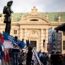 Zusammengerollte Flaggen der italienischen Partei Fratelli d'Italia in Turin