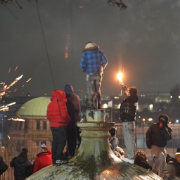 Zahlreiche Menschen feiern mit Feuerwerk den Jahreswechsel an den Landungsbrücken im Hamburger Hafen.