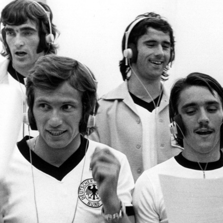 Fussballspieler der BRD-Nationalmannschaft nehmen 1973 in einem Tonstudie eine Schallplatte auf.
