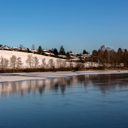 Verschneite Winterlandschaft an der Listertalsperre in der Nähe von Drolshagen im Sauerland 