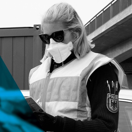Polizisten kontrollieren an deutscher Grenze in Fuessen, 17.03.2020