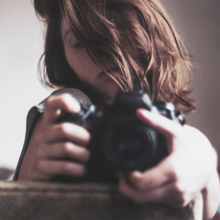 Fotografin macht Selfie im Spiegel