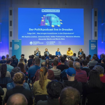 Im Martha-Fraenkel-Saal des Deutschen Hygienmuseums Dresden lauschen zweihundert Menschen der Aufzeichnung der neuen Folge des Politikpodcast